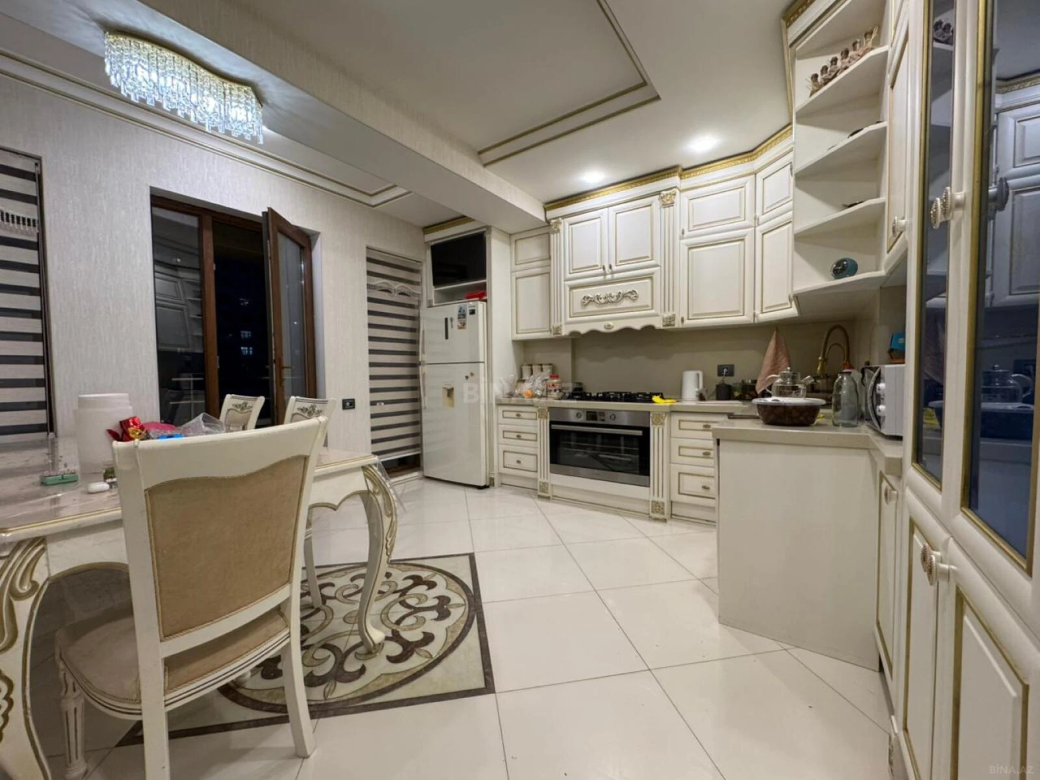 Satılır 4 otaqlı mənzil 175 m²