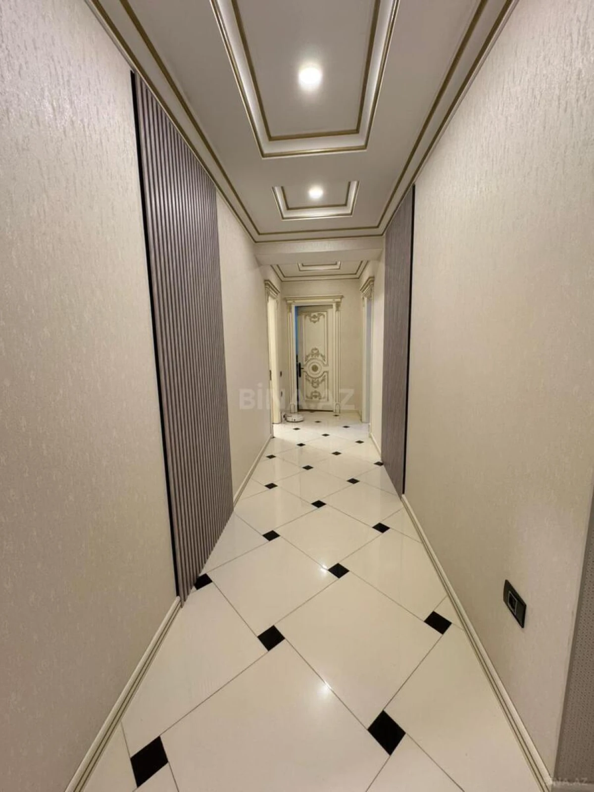 Satılır 4 otaqlı mənzil 175 m²