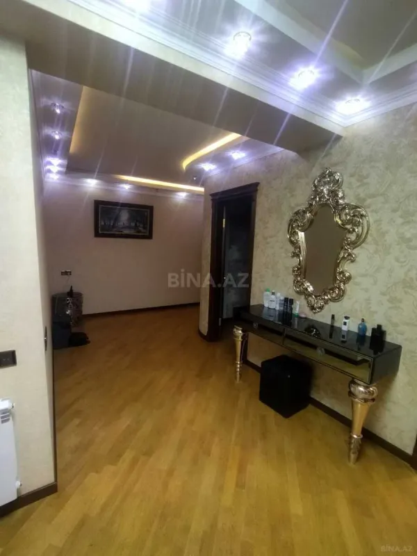 Satılır 4 otaqlı mənzil 181 m²