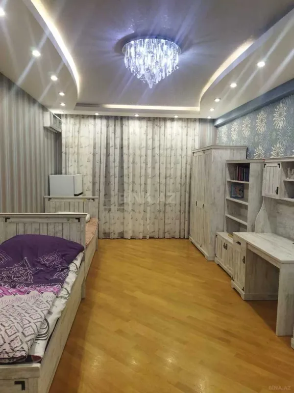 Satılır 4 otaqlı mənzil 181 m²