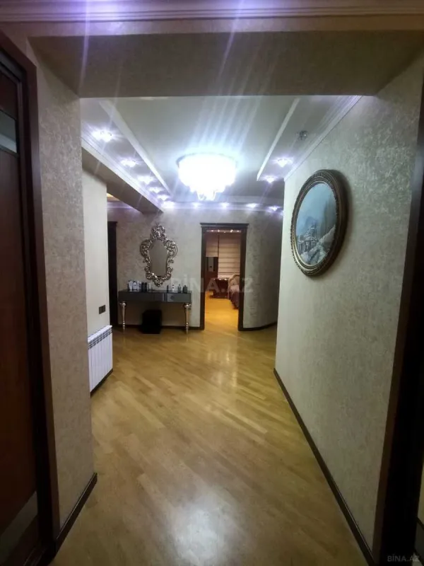 Satılır 4 otaqlı mənzil 181 m²