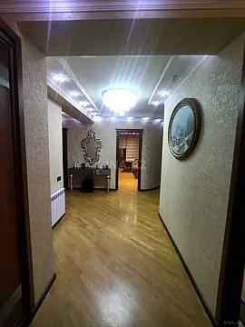 Satılır 4 otaqlı mənzil 181 m²