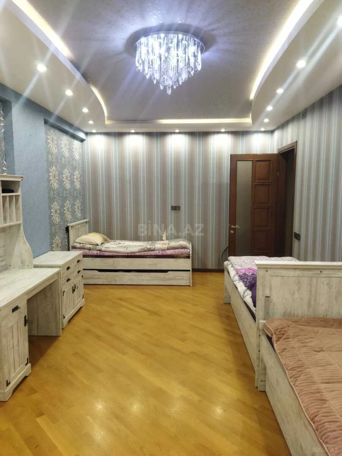 Satılır 4 otaqlı mənzil 181 m²