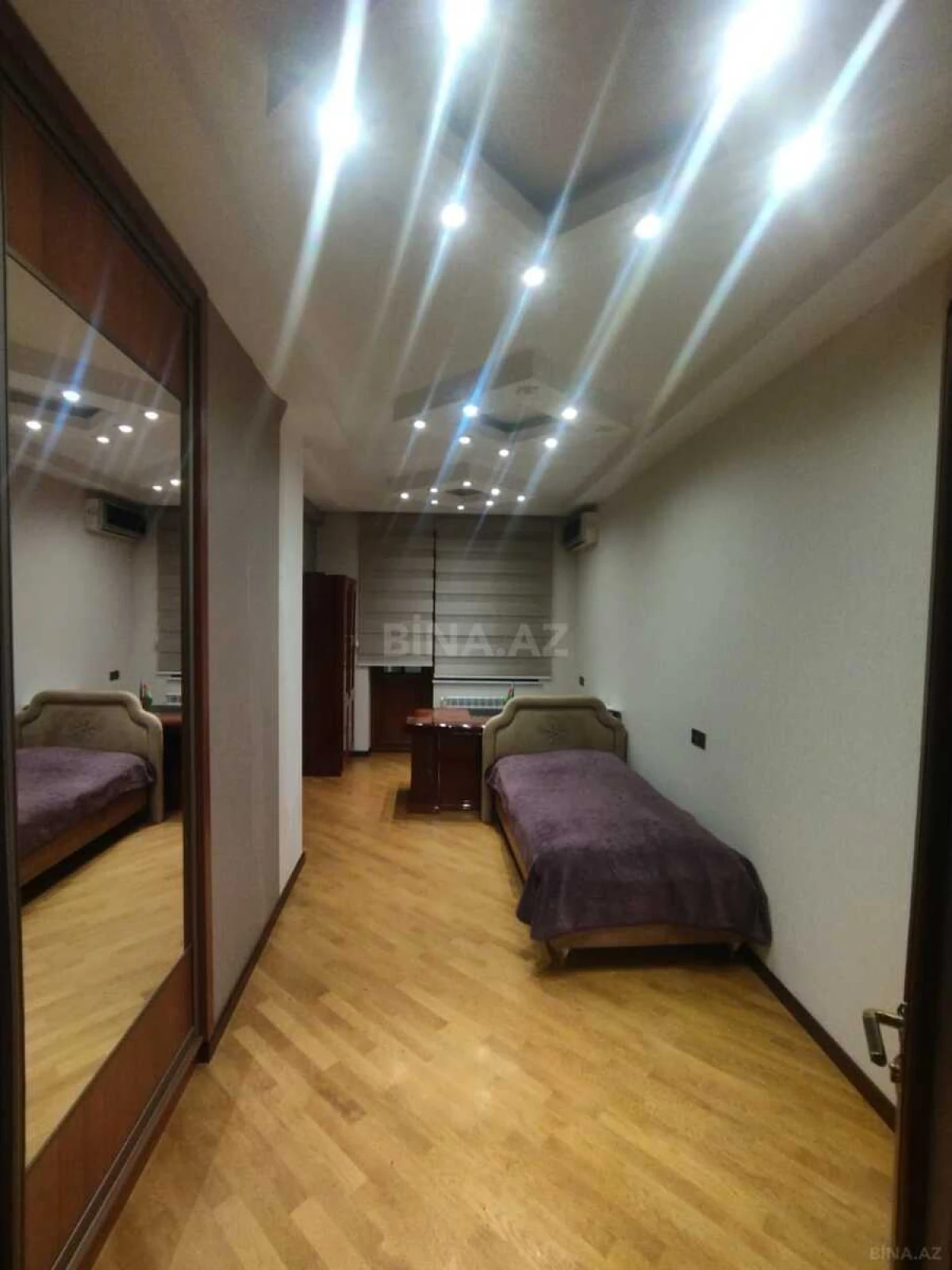 Satılır 4 otaqlı mənzil 181 m²