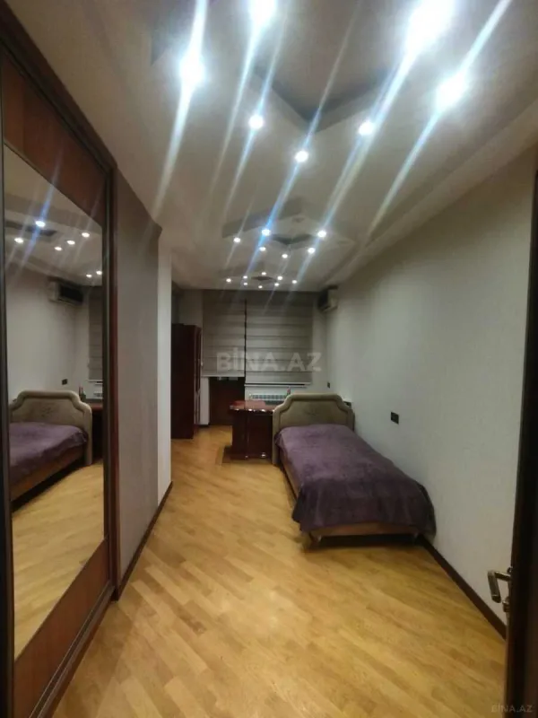 Satılır 4 otaqlı mənzil 181 m²