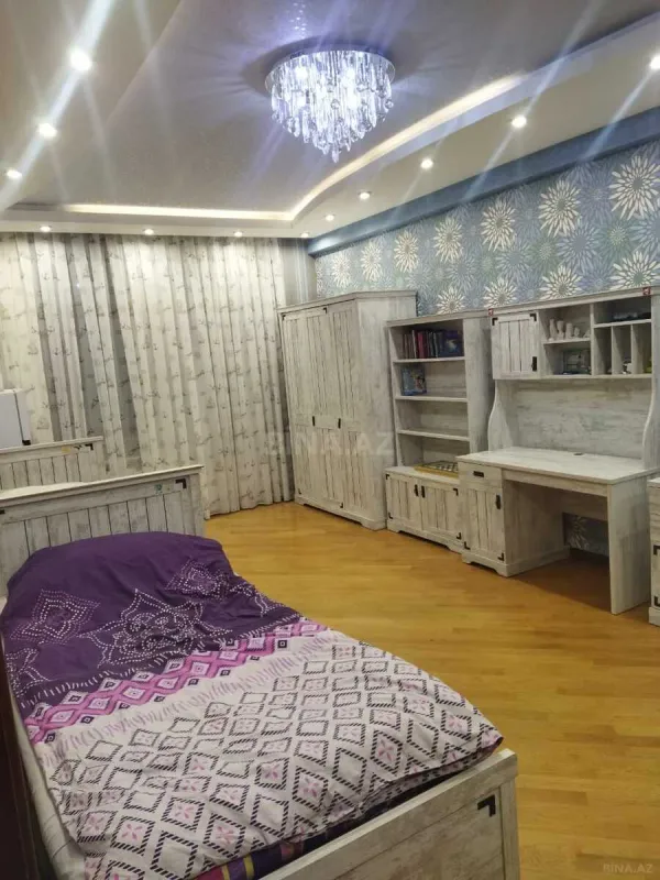 Satılır 4 otaqlı mənzil 181 m²