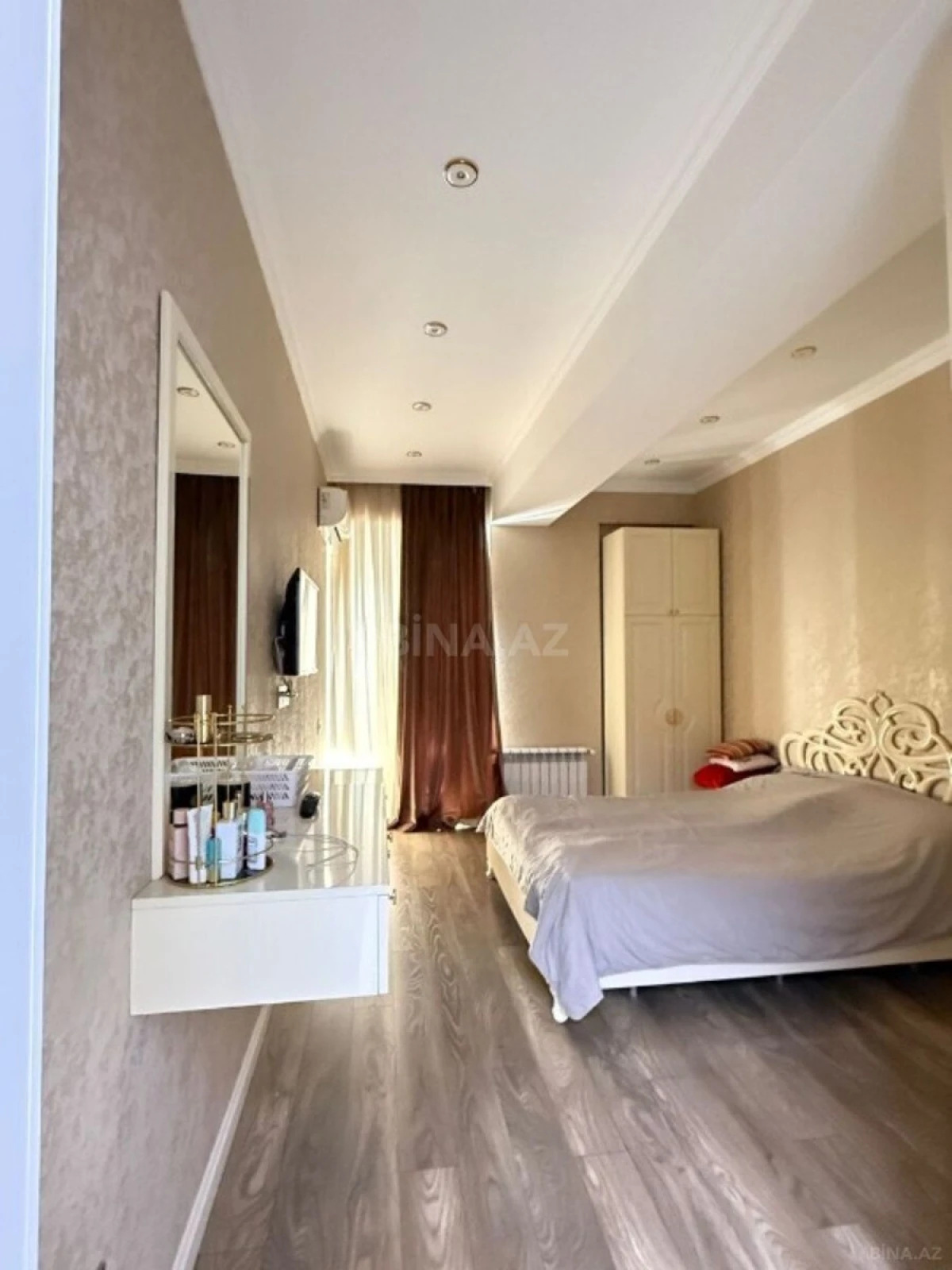 Satılır 4 otaqlı mənzil 172 m²