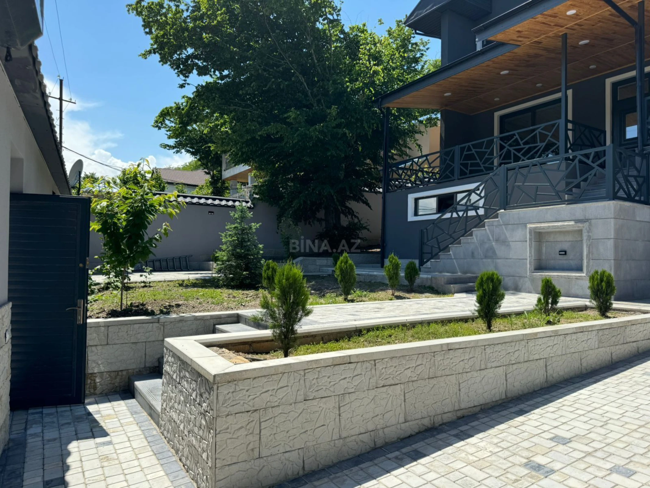 Satılır 10 otaqlı həyət evi 450 m²