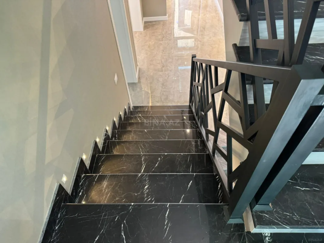 Satılır 10 otaqlı həyət evi 450 m²