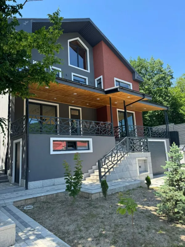 Satılır 10 otaqlı həyət evi 450 m²