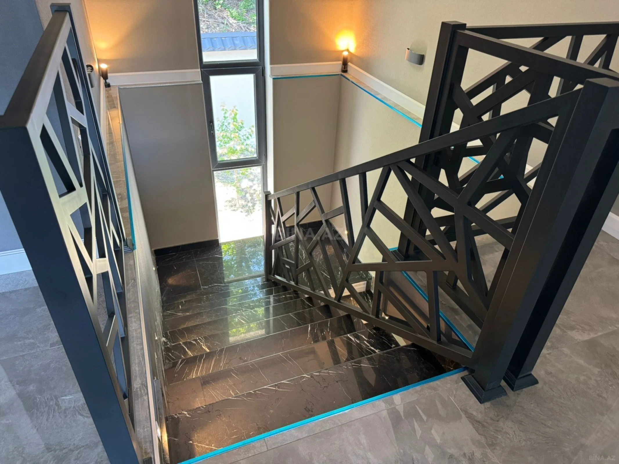 Satılır 10 otaqlı həyət evi 450 m²