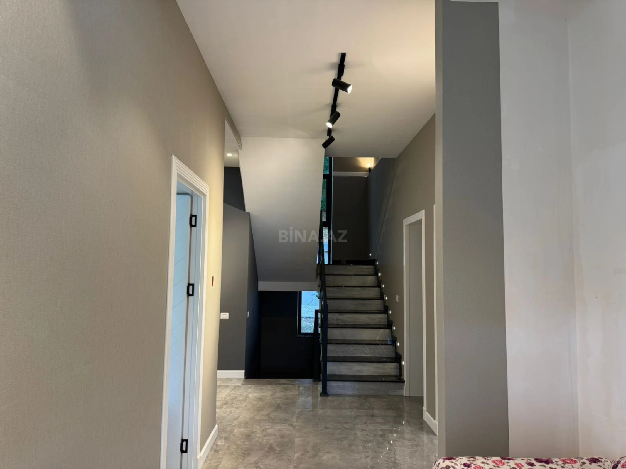 Satılır 10 otaqlı həyət evi 450 m²