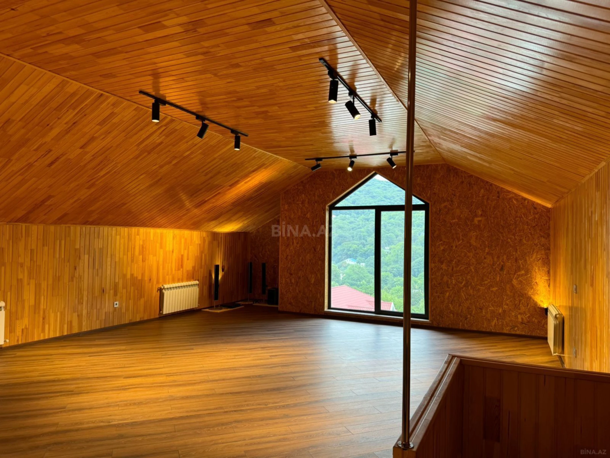 Satılır 10 otaqlı həyət evi 450 m²