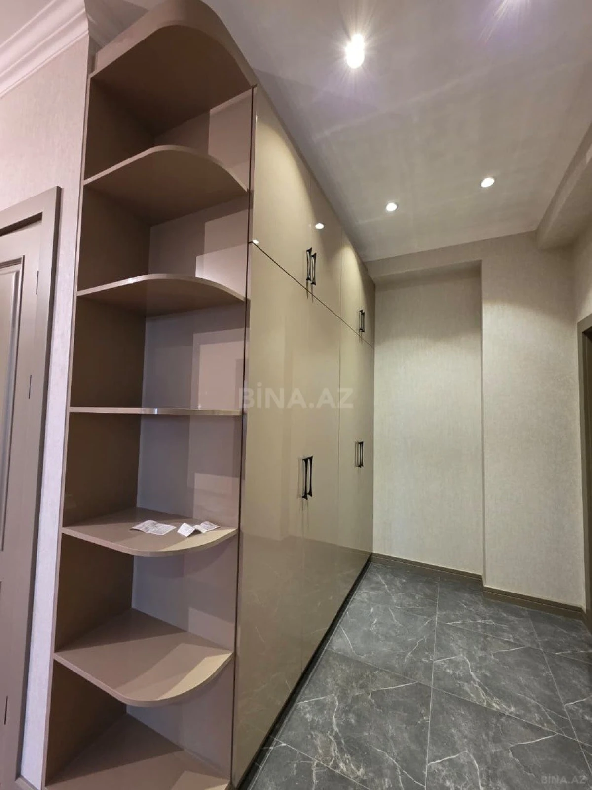 Satılır 4 otaqlı mənzil 175 m²