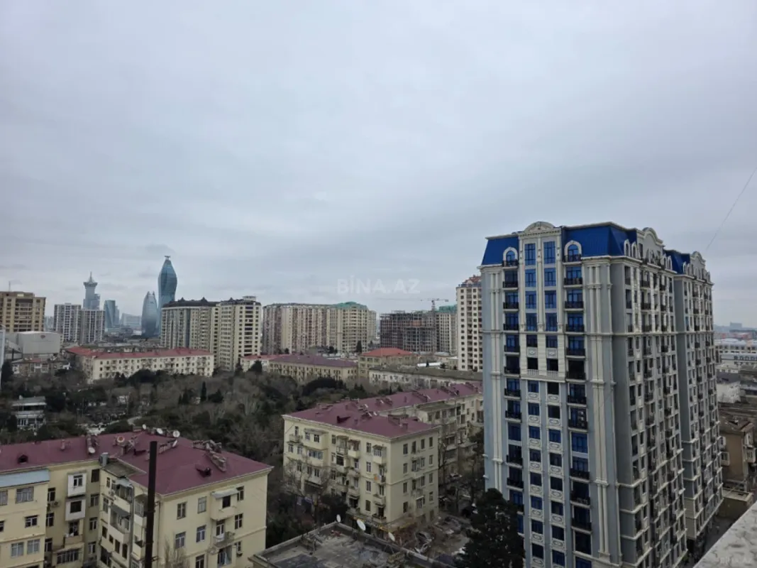 Satılır 4 otaqlı mənzil 175 m²