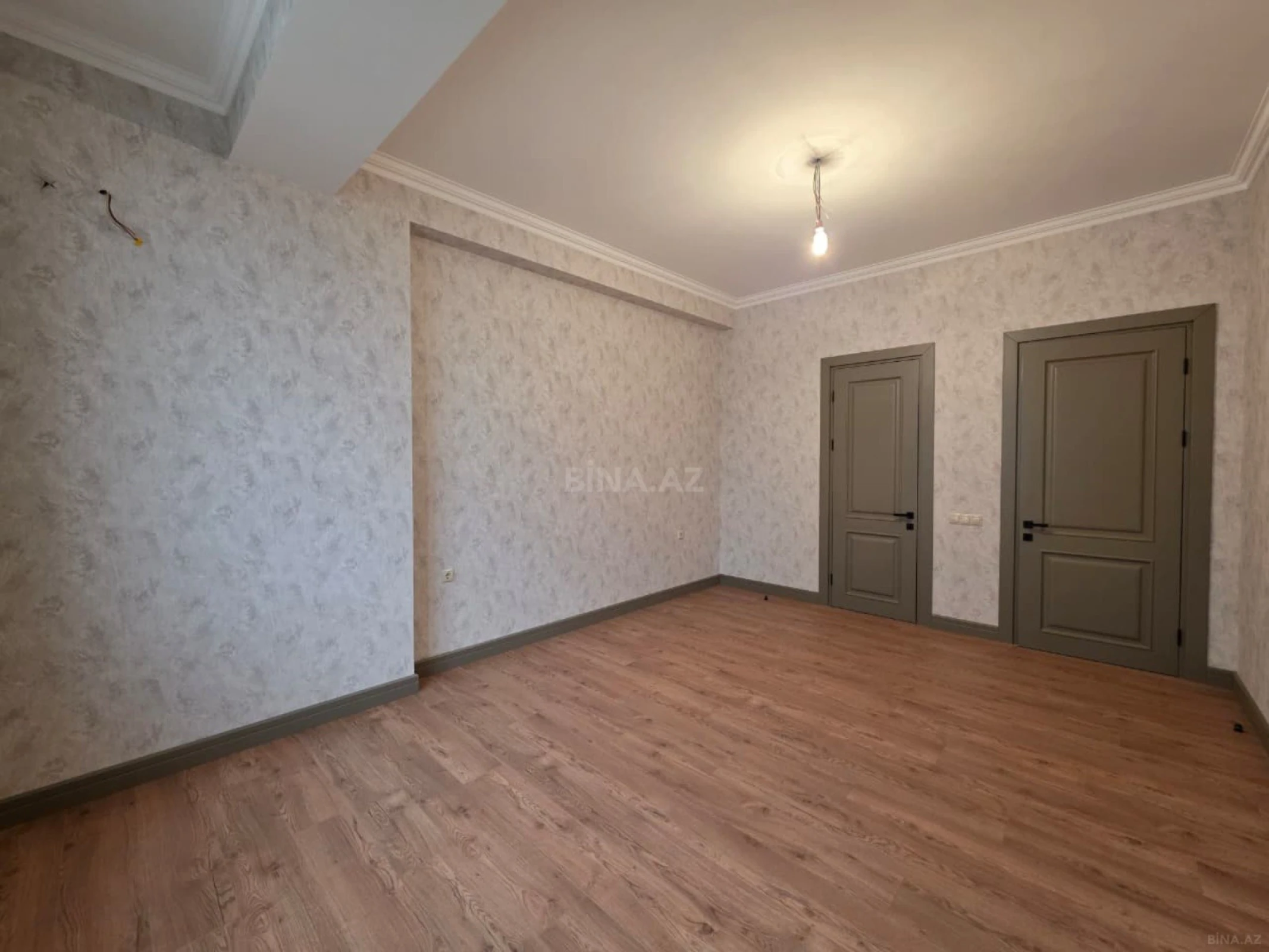 Satılır 4 otaqlı mənzil 175 m²