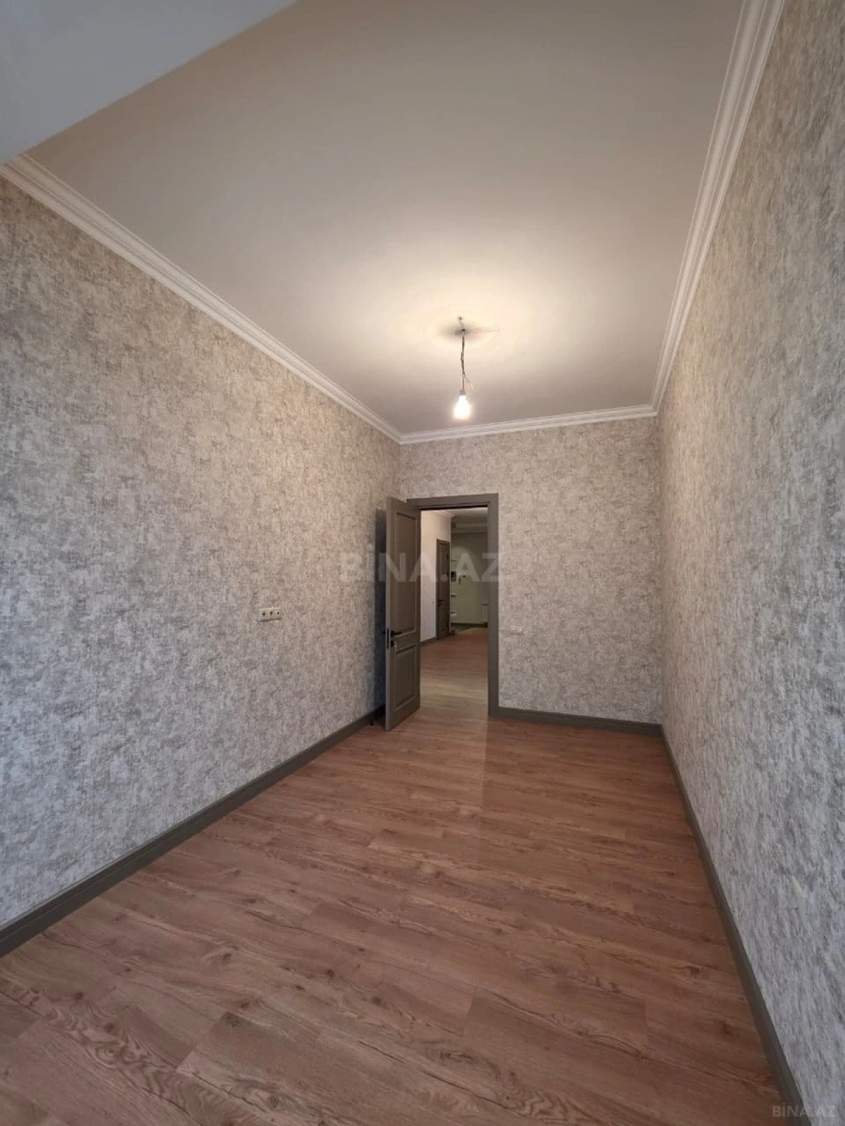 Satılır 4 otaqlı mənzil 175 m²