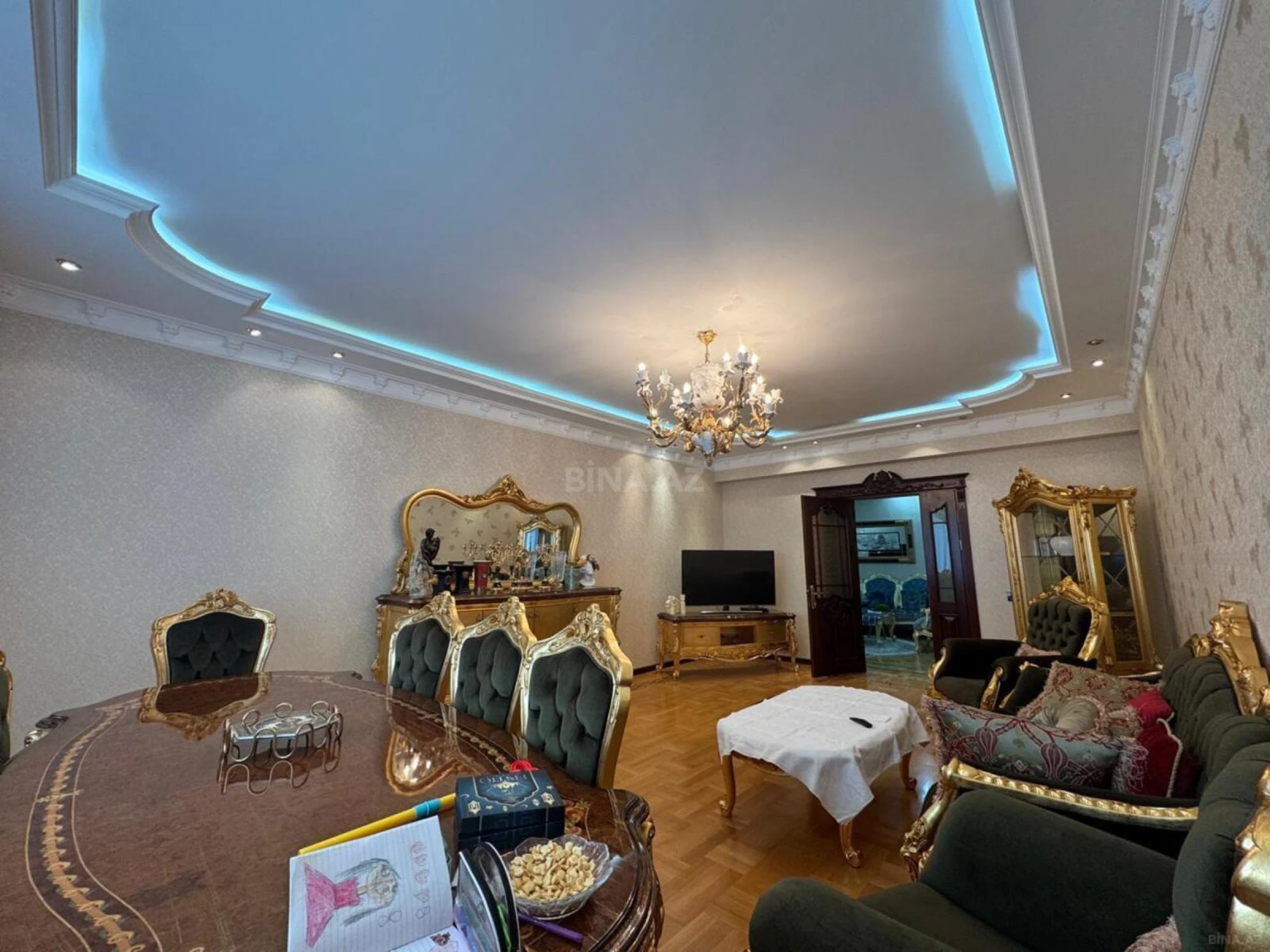 Satılır 4 otaqlı mənzil 210 m²