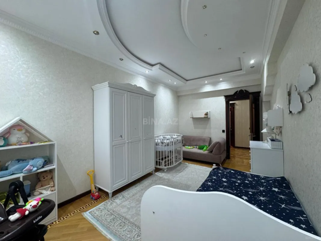 Satılır 4 otaqlı mənzil 210 m²