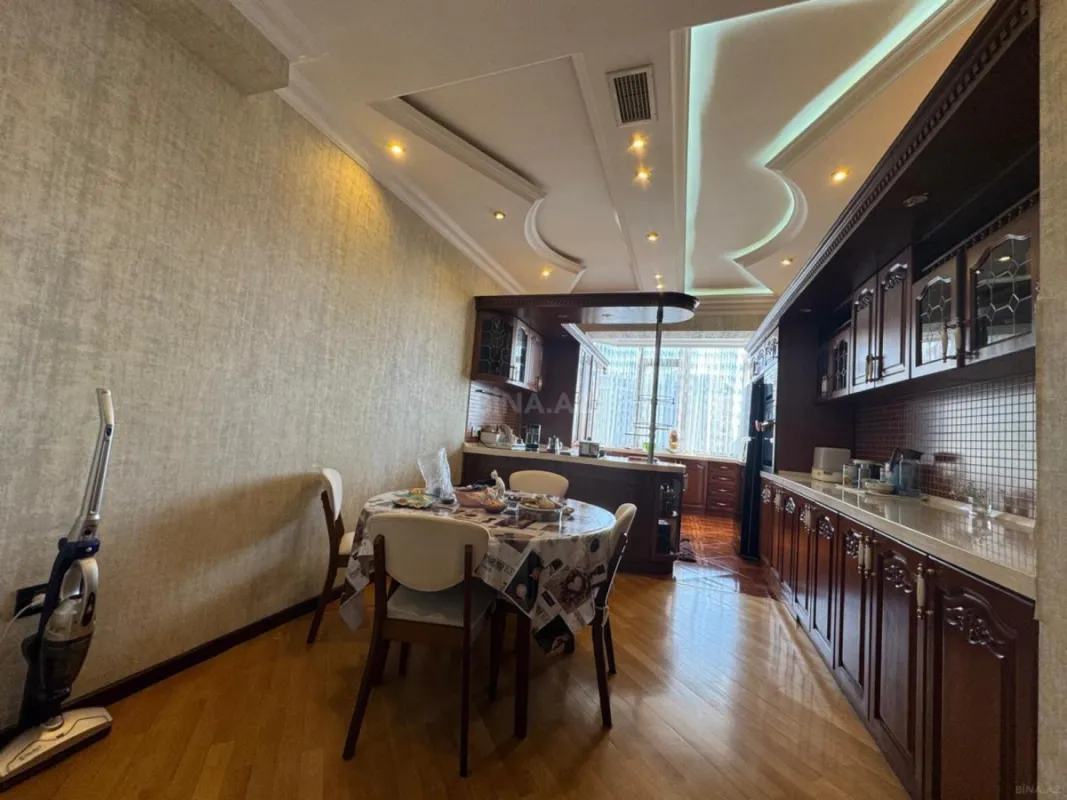 Satılır 4 otaqlı mənzil 210 m²