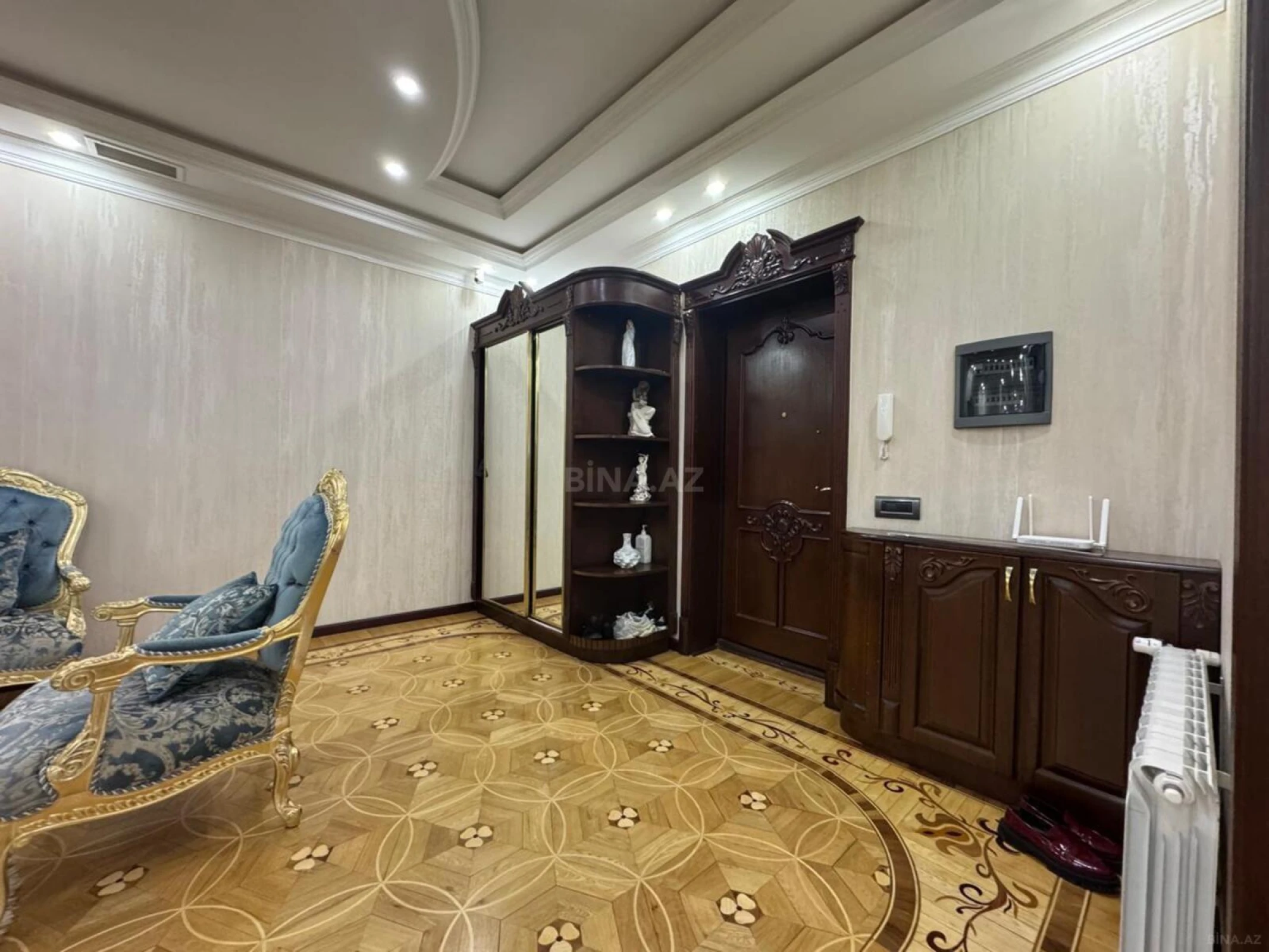 Satılır 4 otaqlı mənzil 210 m²