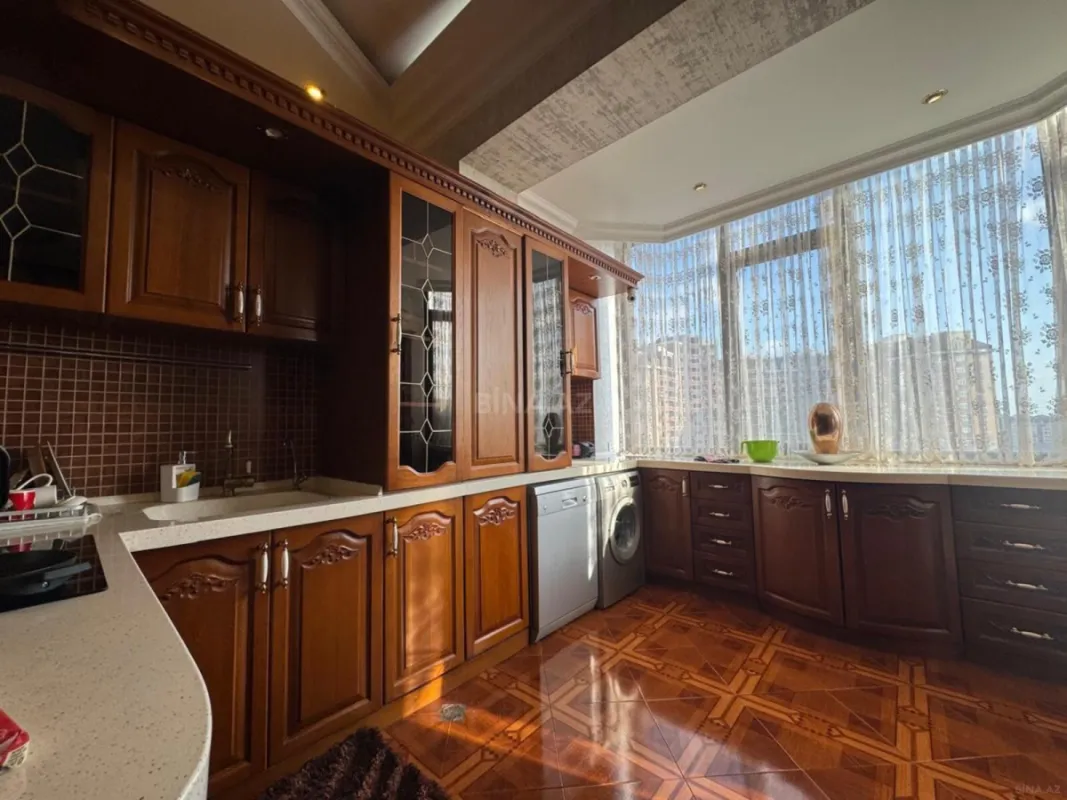 Satılır 4 otaqlı mənzil 210 m²