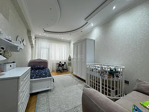 Satılır 4 otaqlı mənzil 210 m²