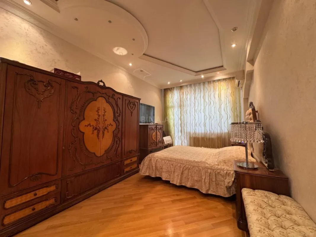 Satılır 4 otaqlı mənzil 210 m²