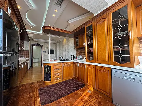 Satılır 4 otaqlı mənzil 210 m²