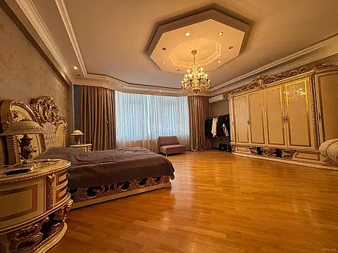 Satılır 4 otaqlı mənzil 210 m²