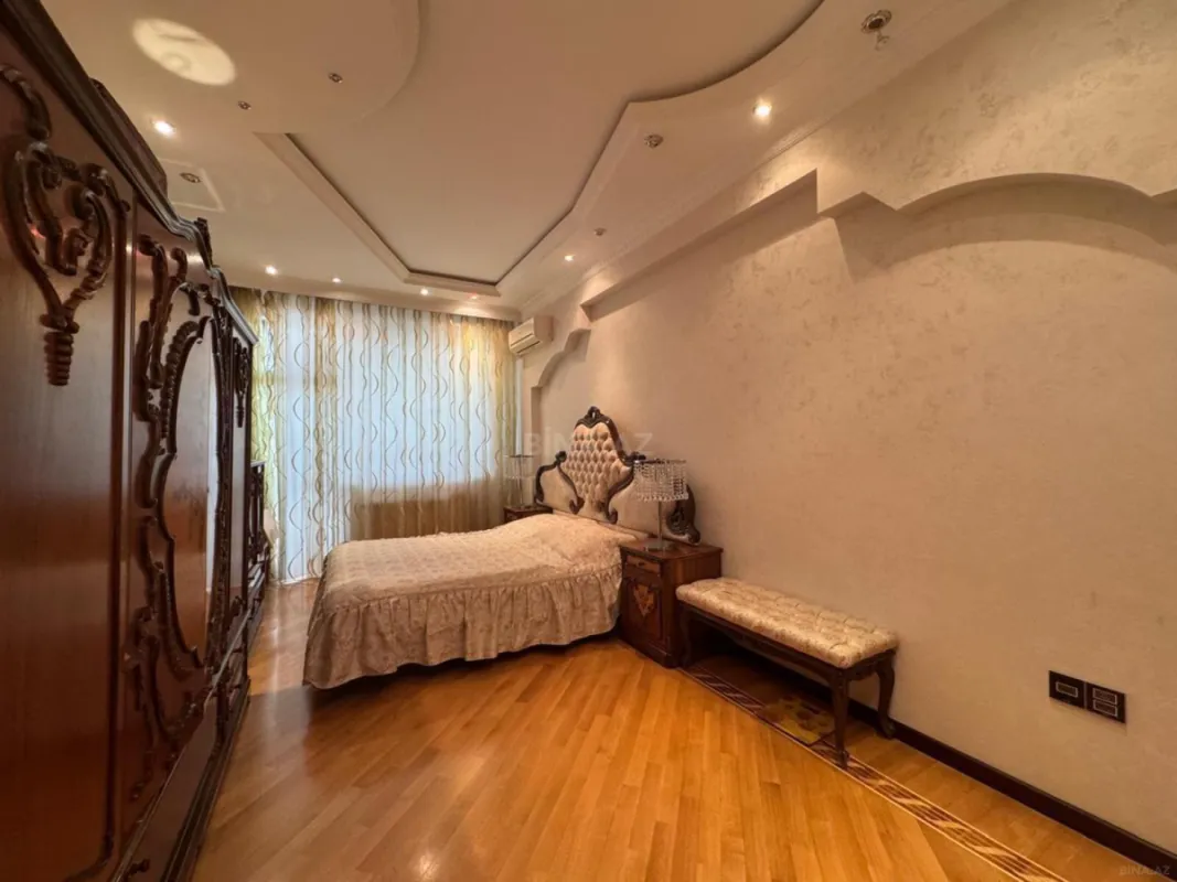 Satılır 4 otaqlı mənzil 210 m²