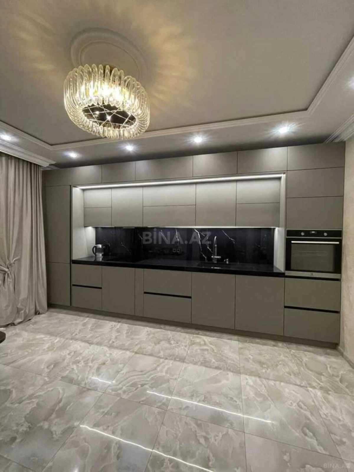 Satılır 4 otaqlı mənzil 205 m²