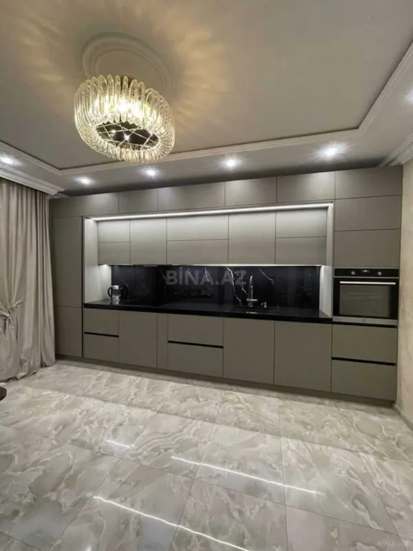 Satılır 4 otaqlı mənzil 205 m²