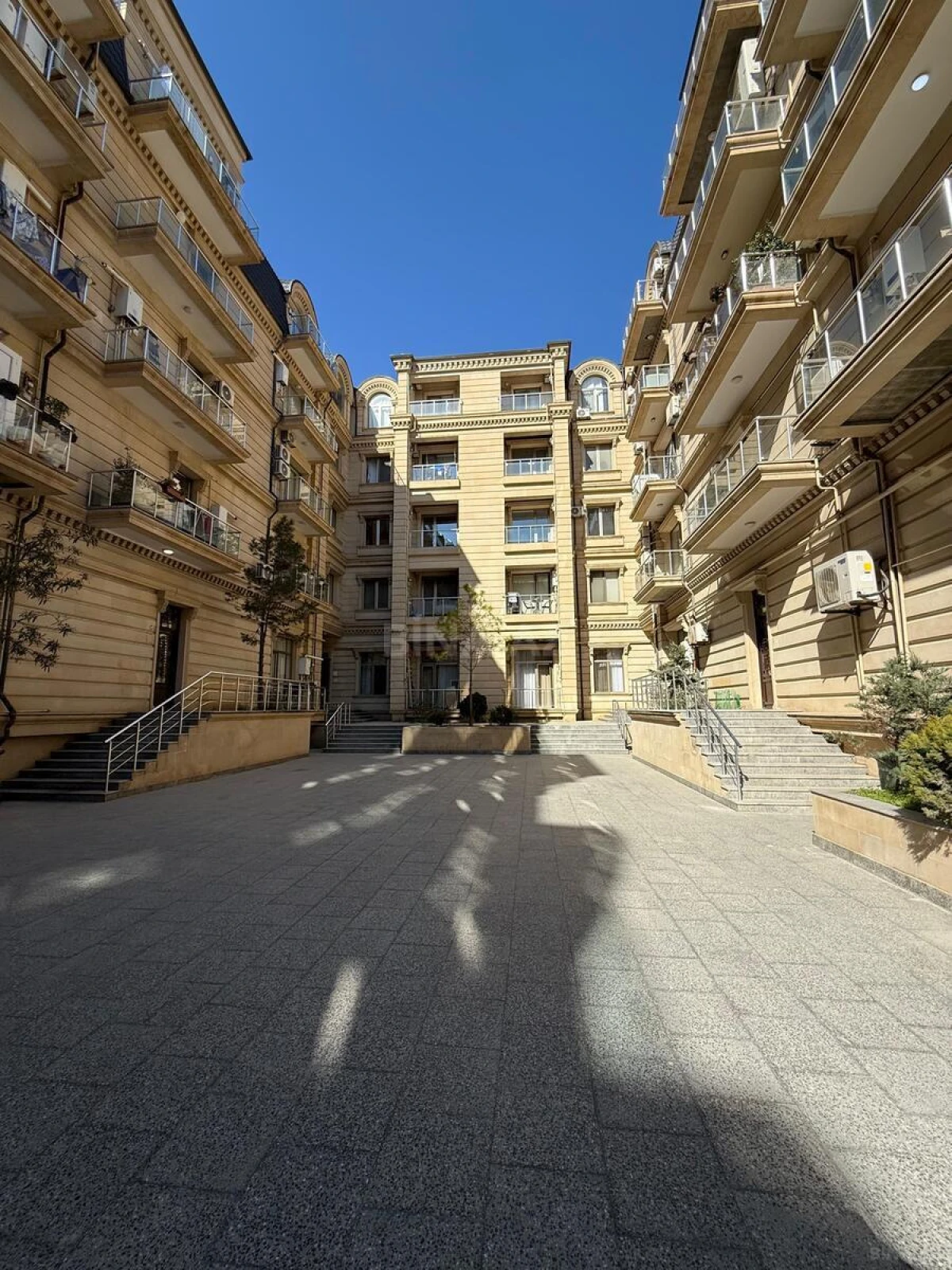 Satılır 3 otaqlı mənzil 115 m²