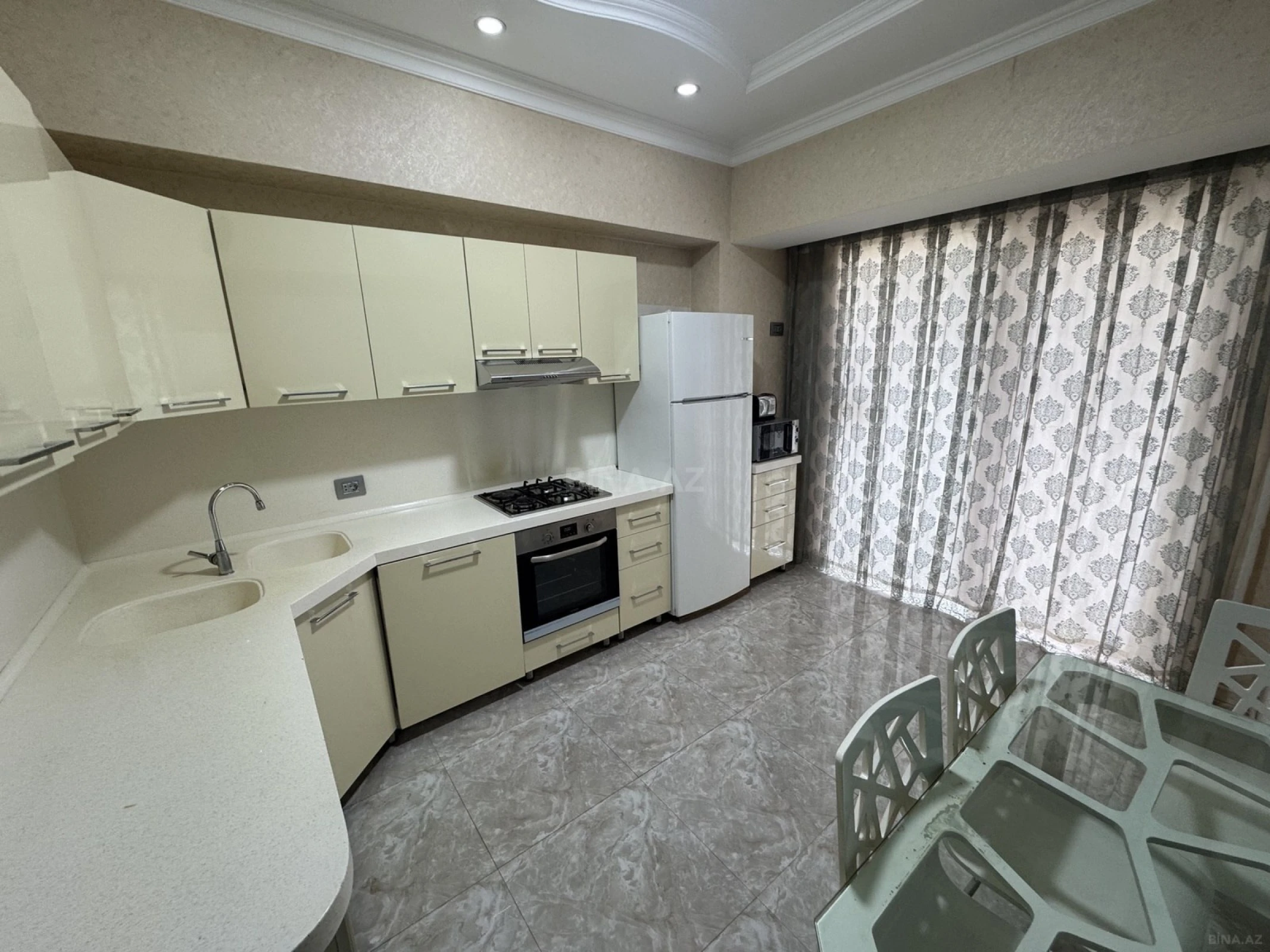 Kirayə verilir 2 otaqlı mənzil 96 m²