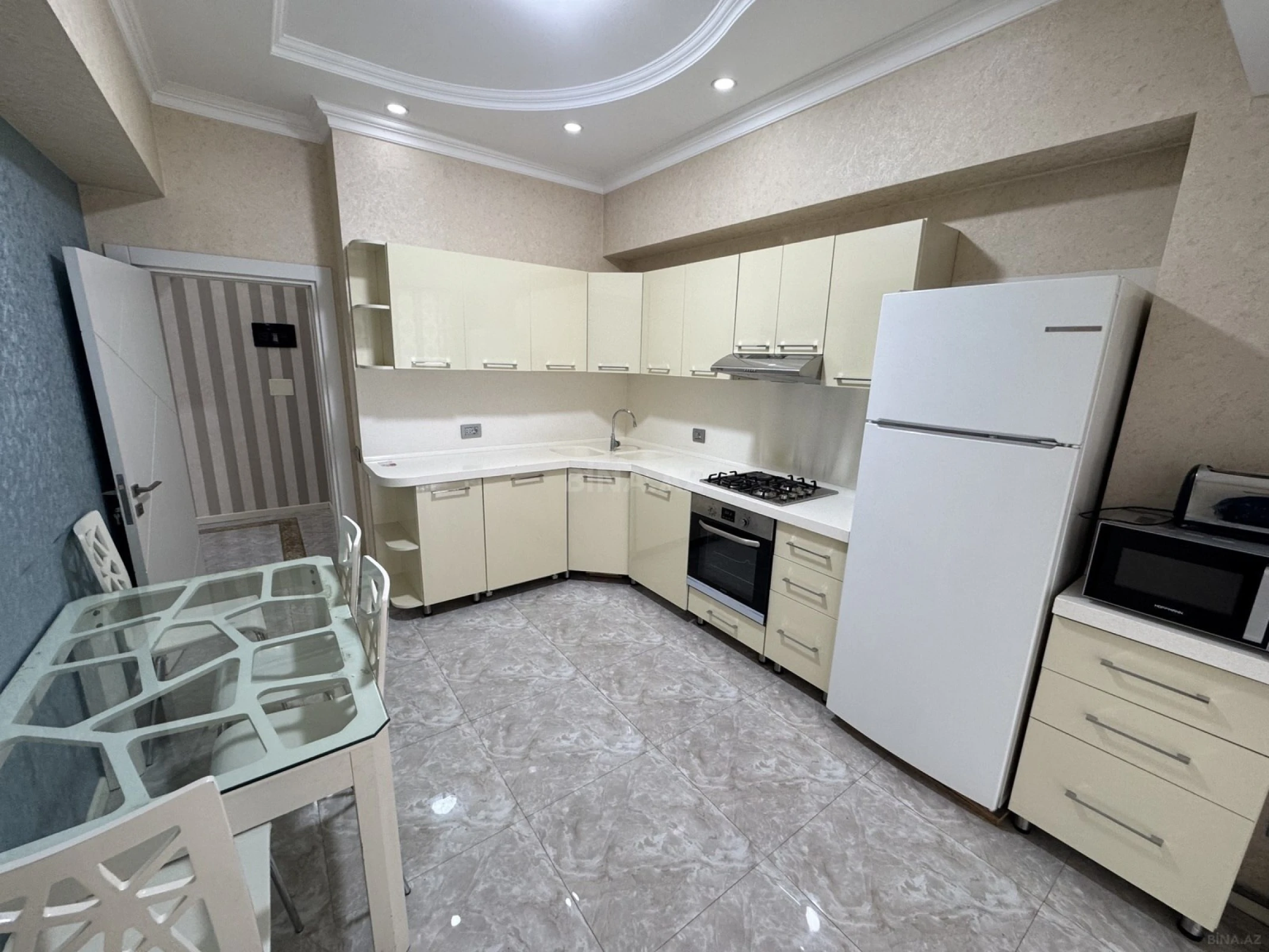 Kirayə verilir 2 otaqlı mənzil 96 m²