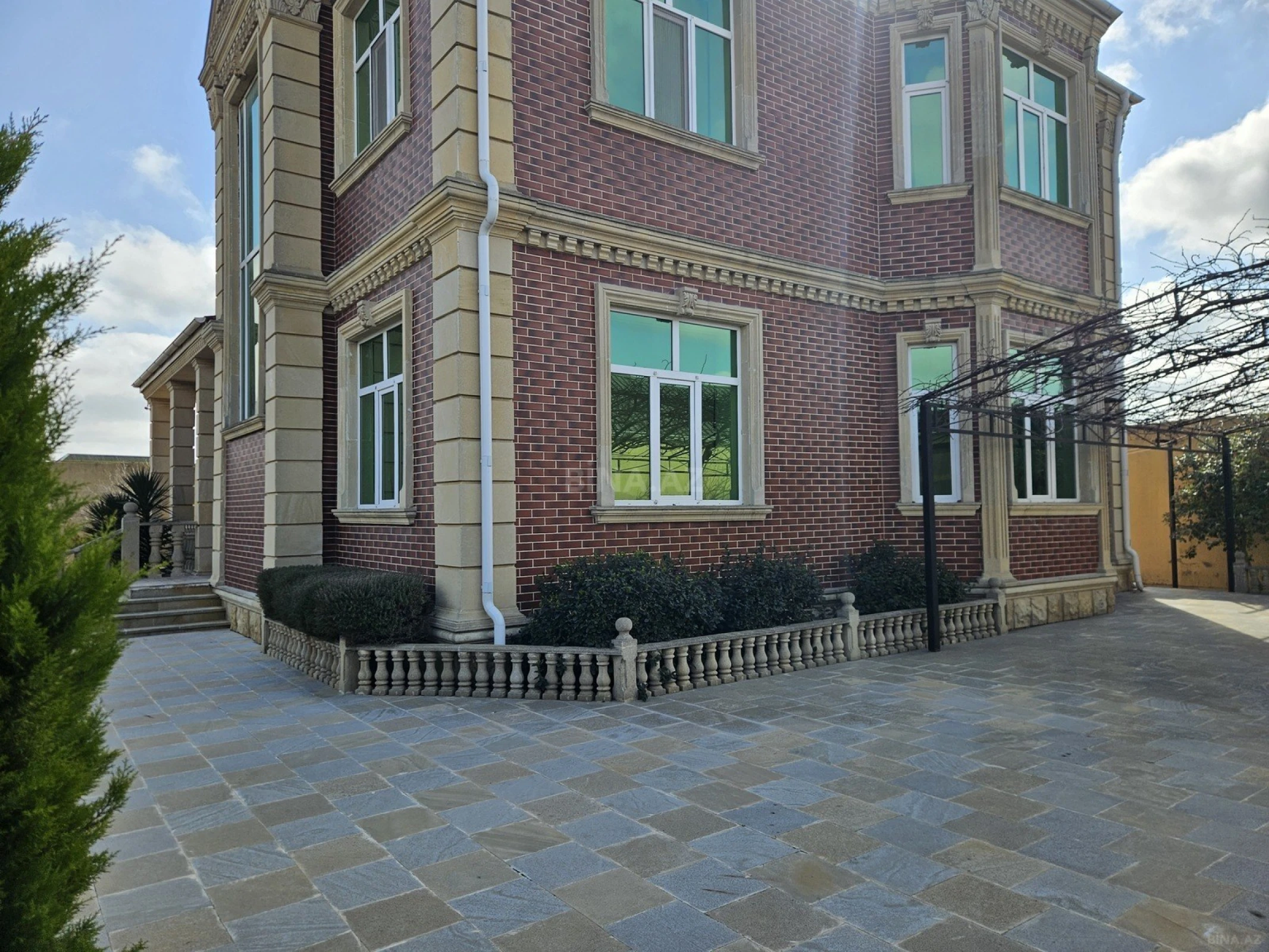 Satılır 8 otaqlı həyət evi 168 m²