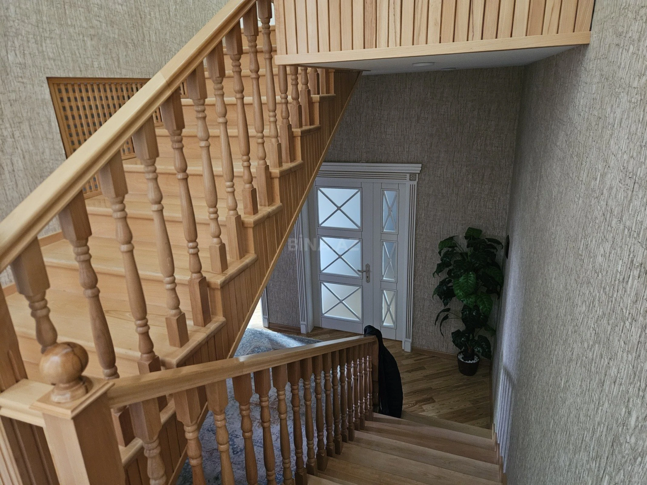 Satılır 8 otaqlı həyət evi 168 m²