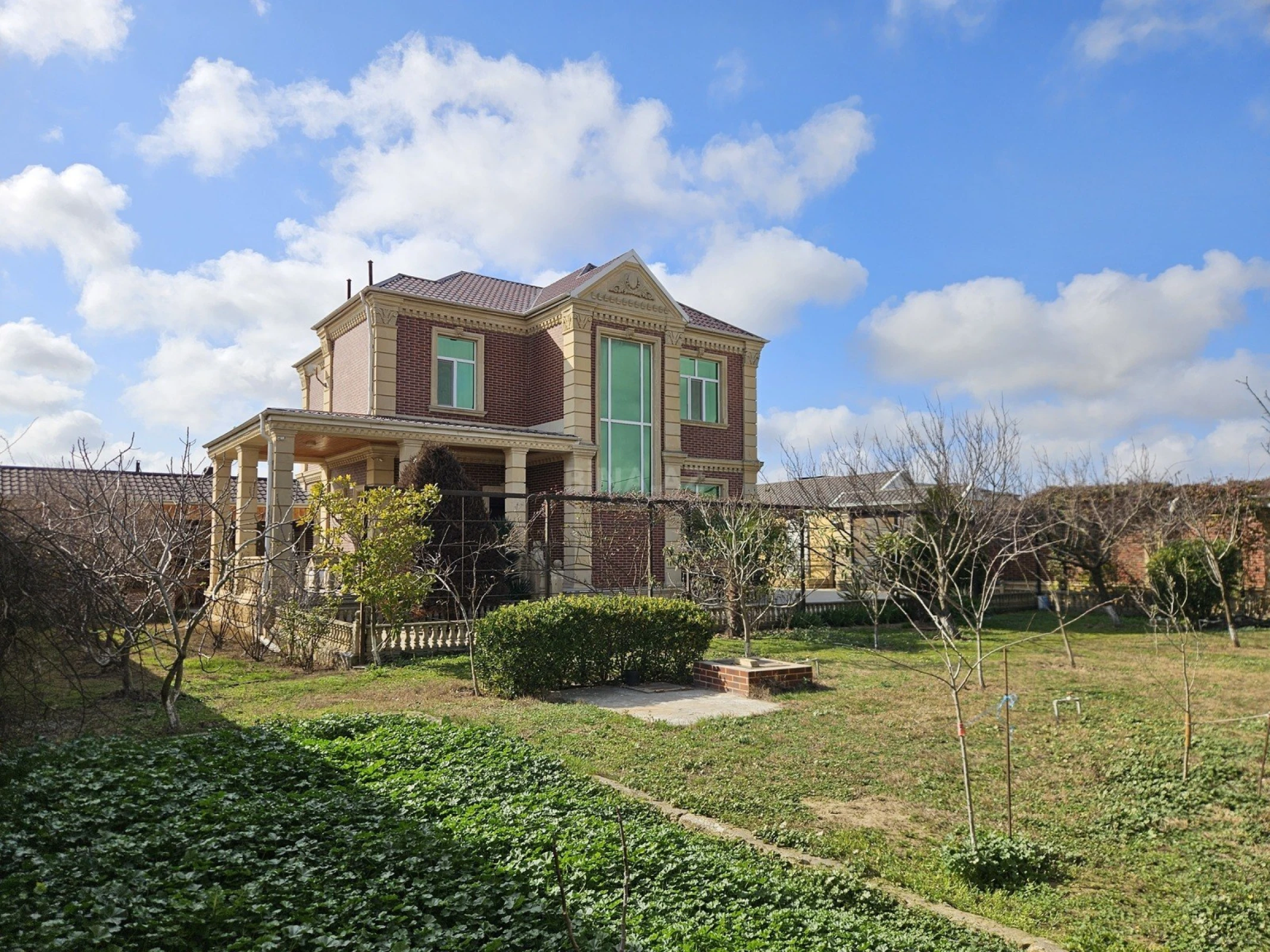 Satılır 8 otaqlı həyət evi 168 m²