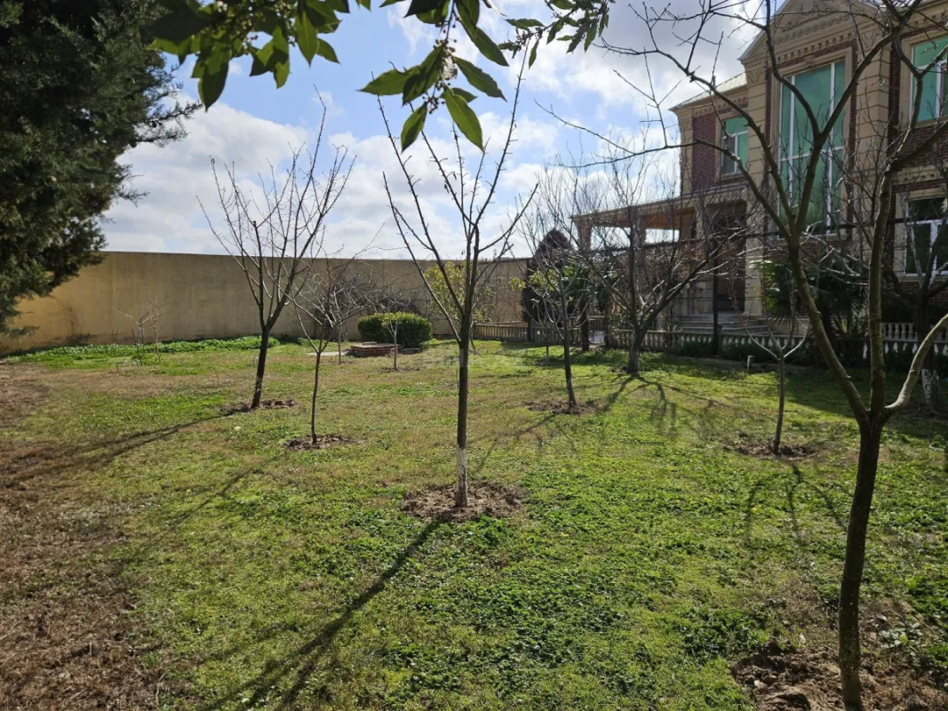Satılır 8 otaqlı həyət evi 168 m²