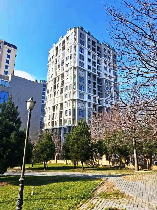 Satılır 3 otaqlı mənzil 135 m²