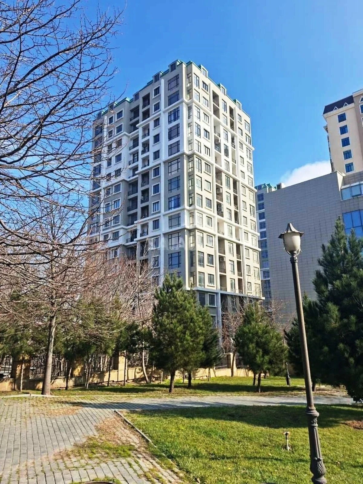 Satılır 3 otaqlı mənzil 135 m²
