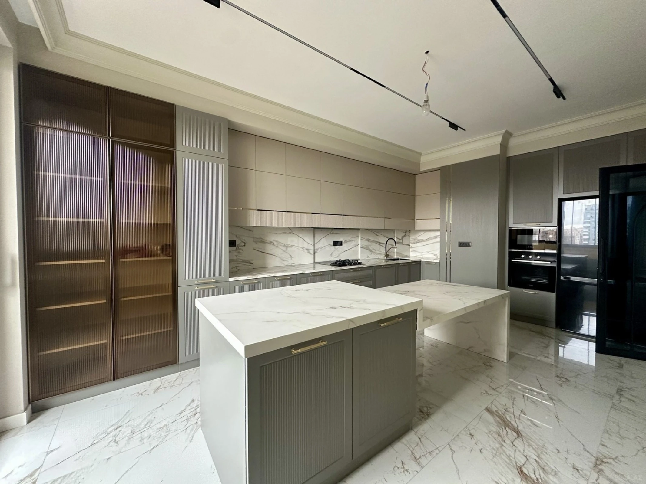 Satılır 3 otaqlı mənzil 190 m²