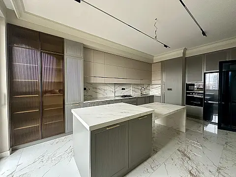 Satılır 3 otaqlı mənzil 190 m²