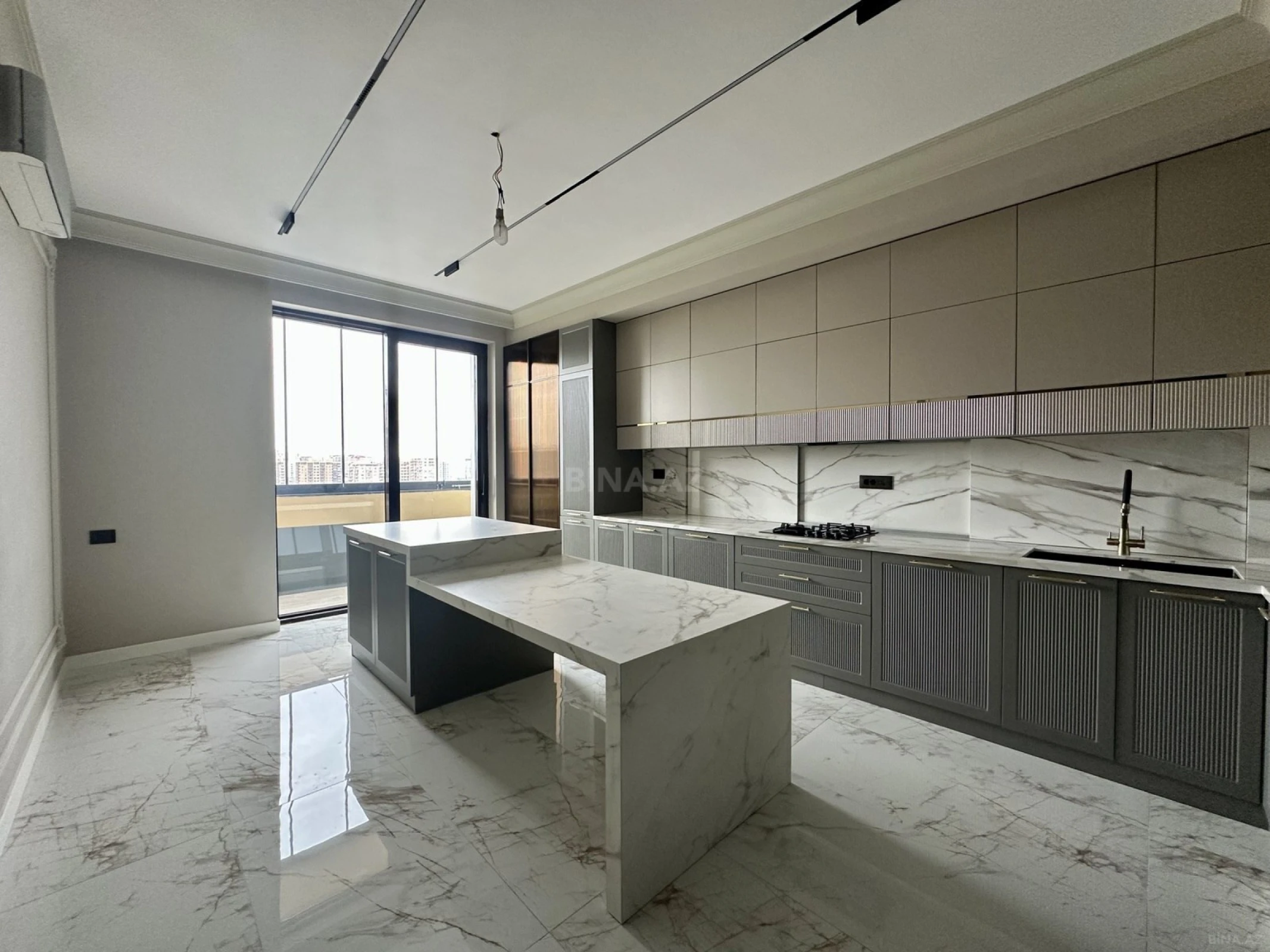 Satılır 3 otaqlı mənzil 190 m²