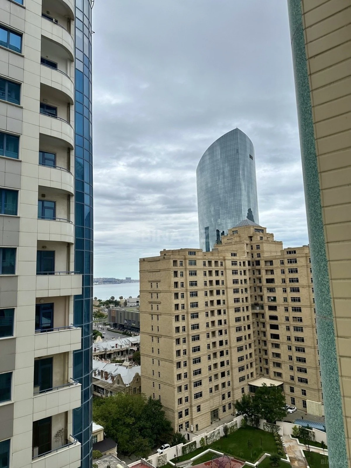 Satılır 3 otaqlı mənzil 190 m²