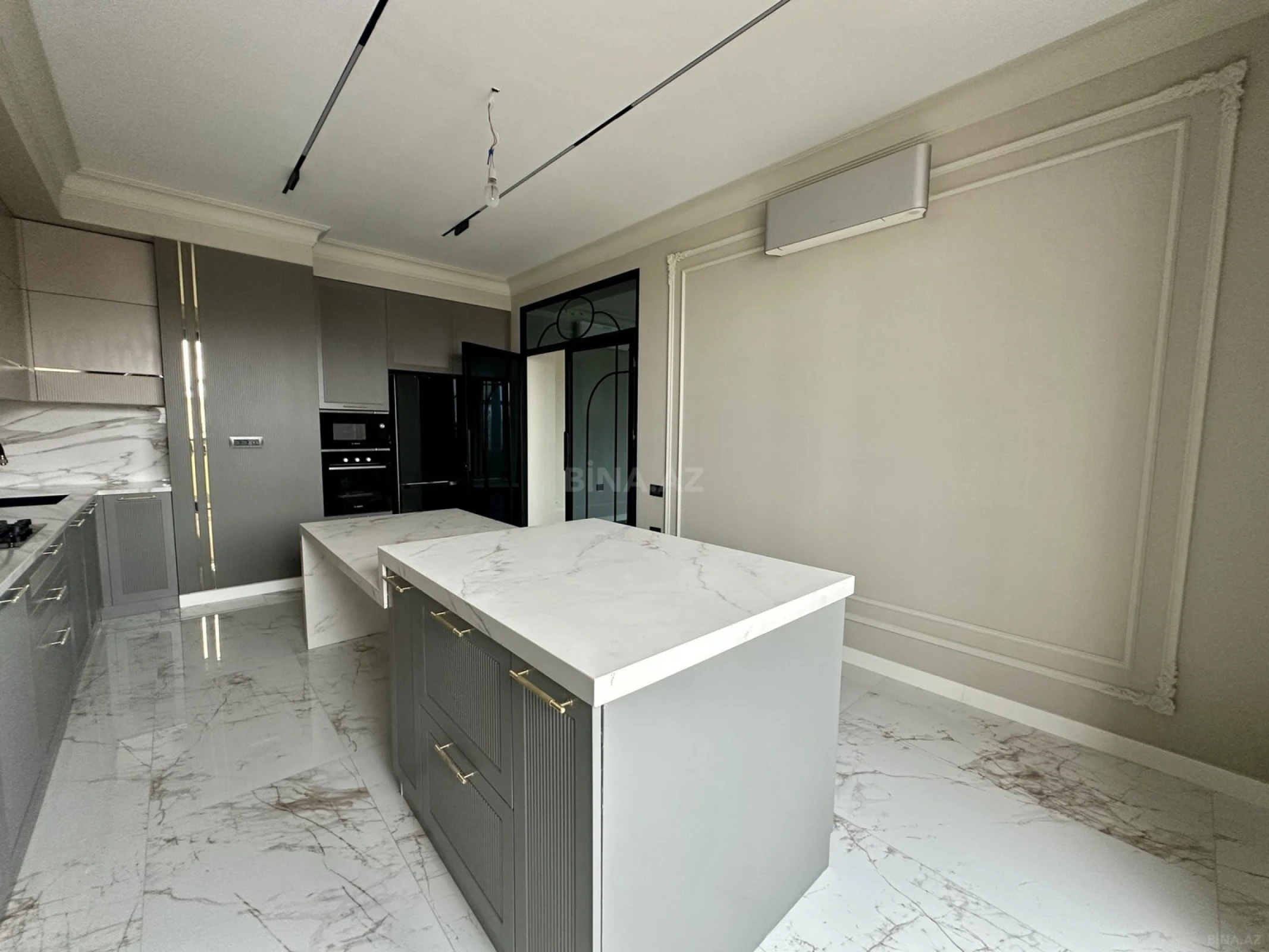 Satılır 3 otaqlı mənzil 190 m²