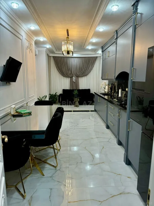 Satılır 3 otaqlı mənzil 181 m²