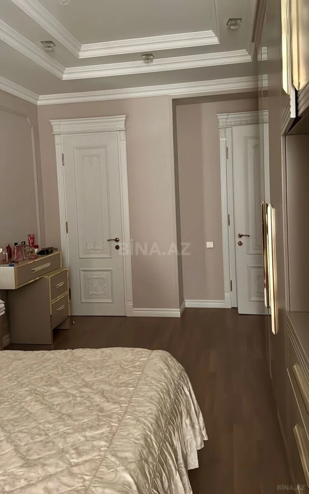 Satılır 3 otaqlı mənzil 181 m²