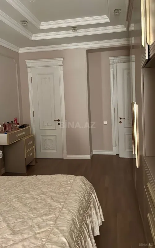 Satılır 3 otaqlı mənzil 181 m²